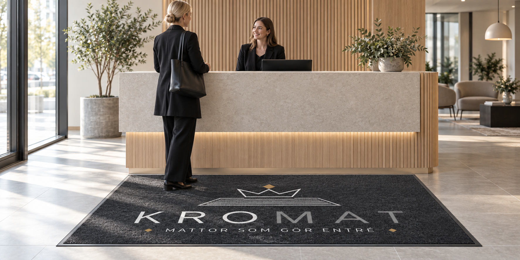 KROMAT-logomatta framför en reception